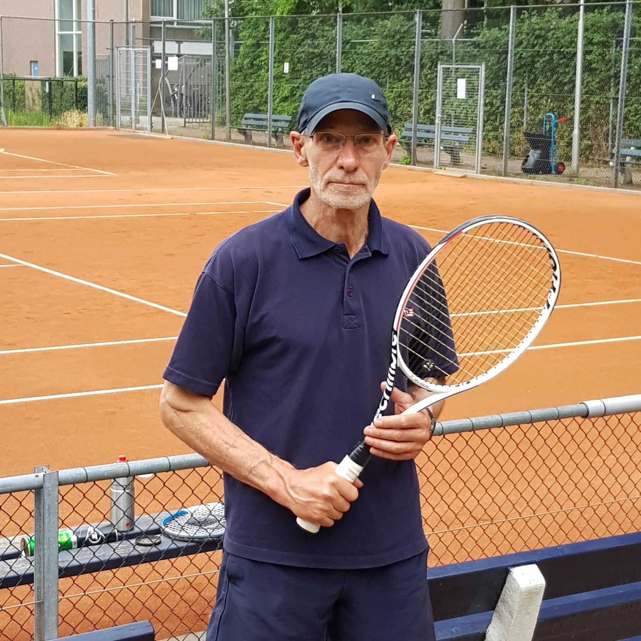 Trainer Jos Peters geeft tennisles op TV Brakkenstein