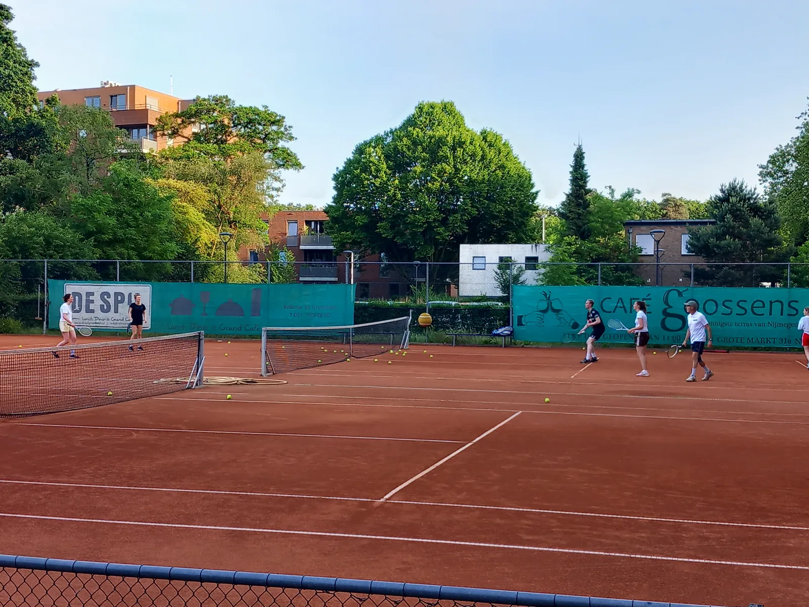 Tennistraining bij TV Brakkenstein